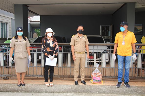 ลงพื้นที่ส่งมอบถุงยังชีพบรรเทาความเดือดร้อนให้กับผู้กักตัว ๑ ... รูปภาพ 1