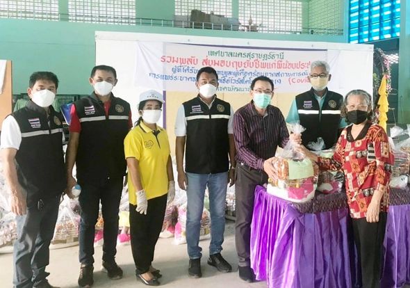 บรรยากาศ เทศบาลนครสุราษฎร์ธานี รวมพลัง ส่งมอบถุงยังชีพแก่พี่ ... Image 1