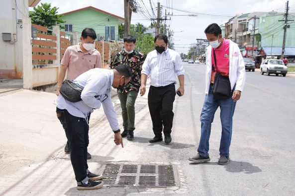ลงพื้นที่สำรวจพื้นที่วางท่อระบายน้ำแก้ไขปัญหาน้ำท่วมขังในเขต ... Image 1