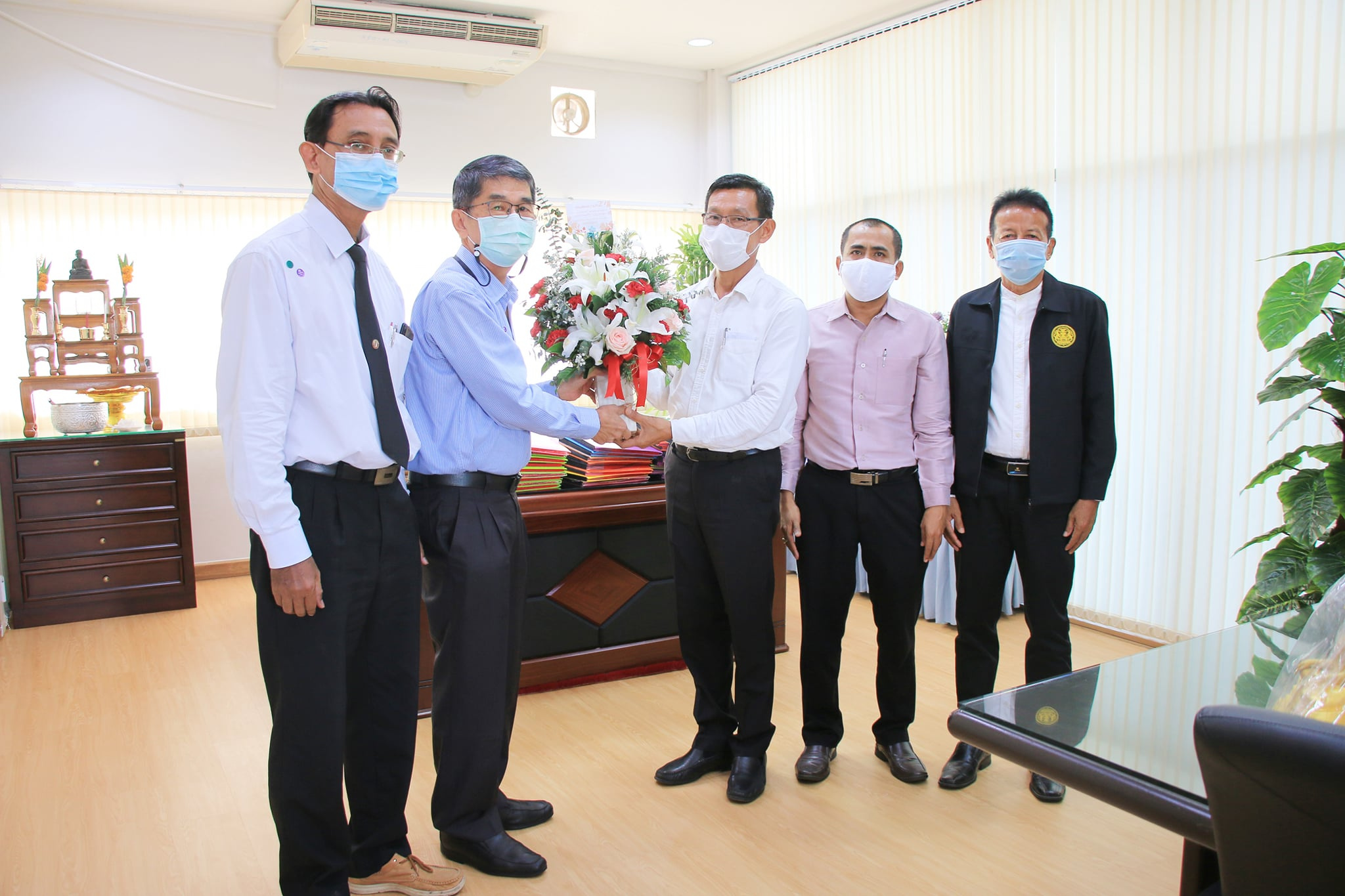 มอบกระเช้าดอกไม้แสดงความยินดีในโอกาสที่ได้รับความไว้วางใจจาก ... Image 1