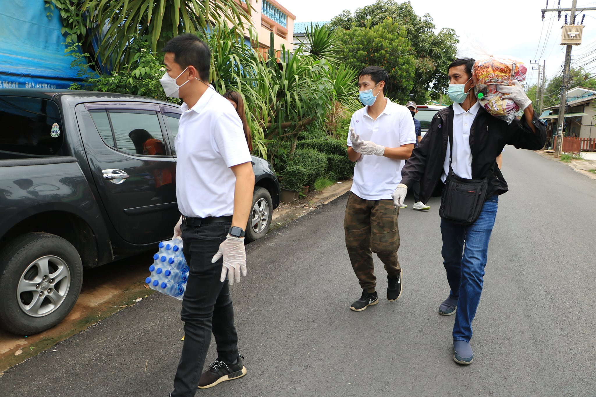 ส่งมอบถุงยังชีพ ให้ผู้กักตัว ๑๔ วัน Image 1