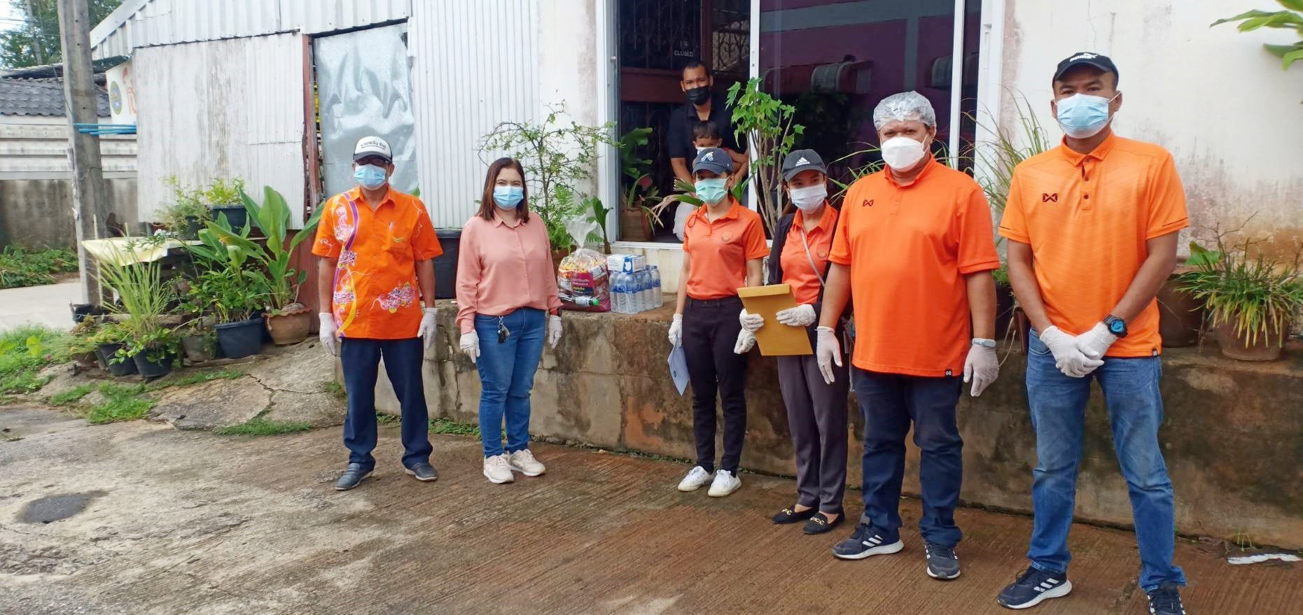 มอบถุงยังชีพบรรเทาความเดือดร้อนให้กับผู้กักตัว ๑๔ วัน Image 1