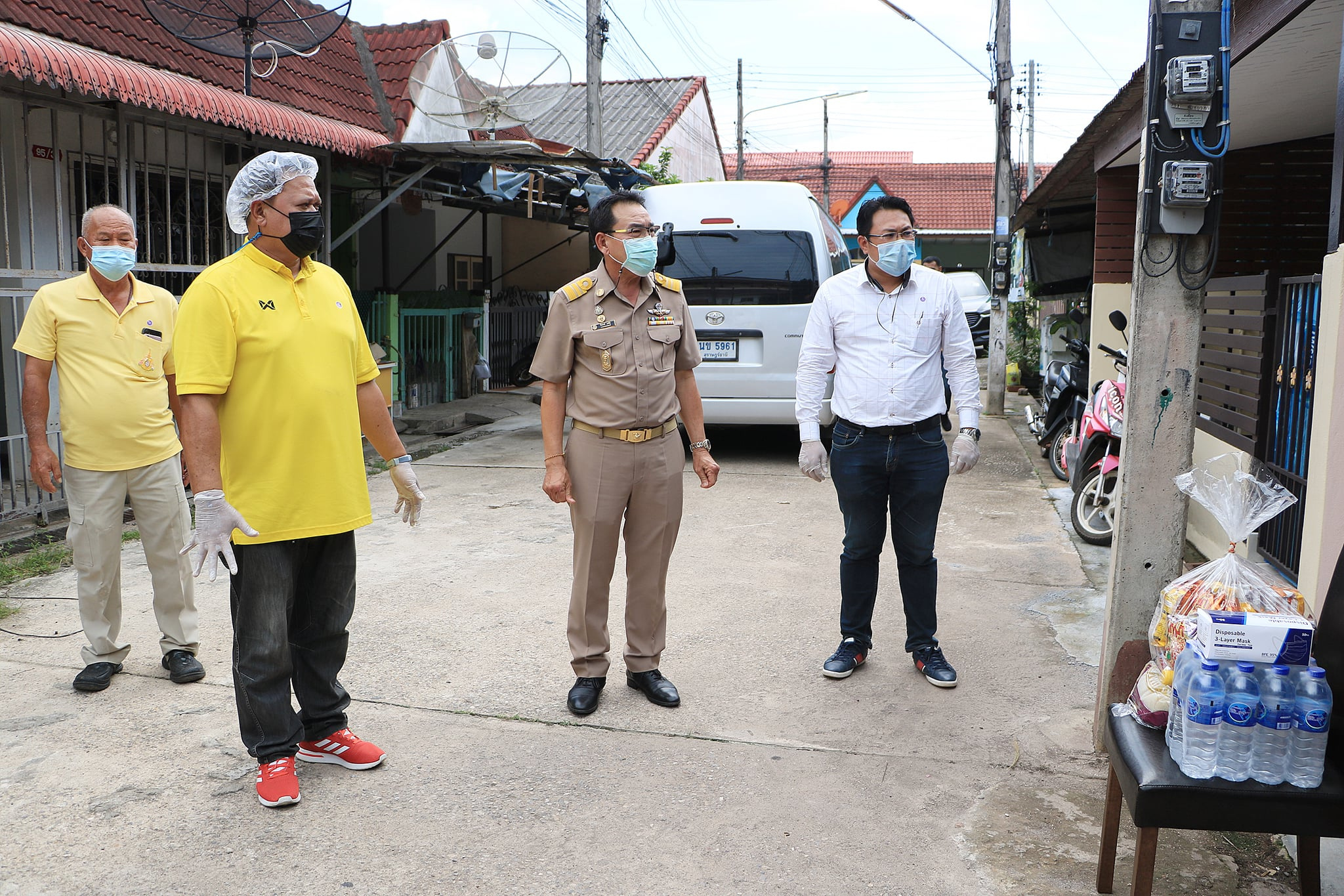 ลงพื้นที่ส่งมอบถุงยังชีพบรรเทาความเดือดร้อนให้กับผู้กักตัว ๑ ... Image 1