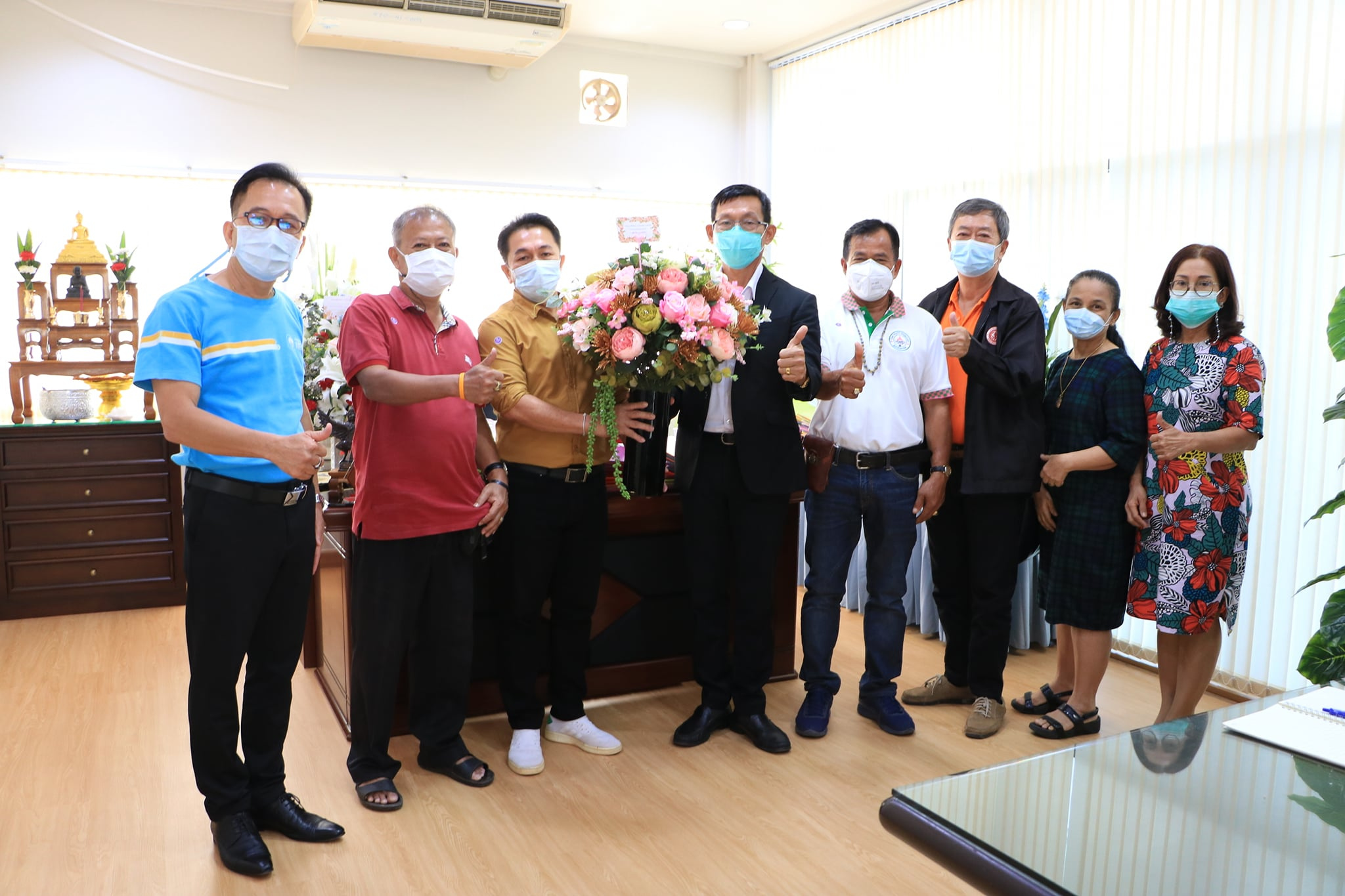 รับมอบกระเช้าดอกไม้แสดงความยินดีในโอกาสรับตำแหน่งนายกเทศมนตร ... Image 1