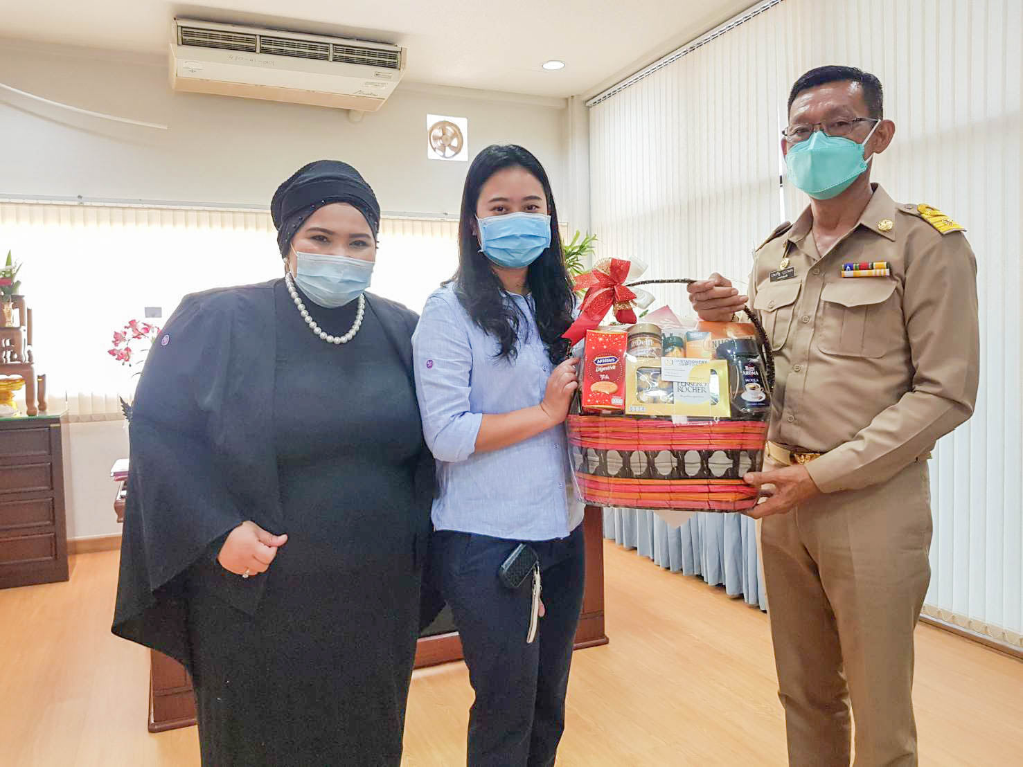 คุณกรัณฑ์รัตน์ แสดงความยินดีกับนายกเทศมนตรี Image 1