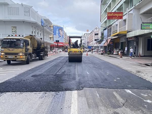 เทศบาลนครสุราษฎร์ธานีกำลังดำเนินการซ่อมแซมถนนหน้าเมือง ตั้งแ ... รูปภาพ 1