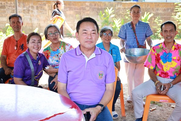 พิธีสรงน้ำพระ และรดน้ำขอพรผู้สูงอายุของชุมชนวัดโพธาวาส รูปภาพ 1