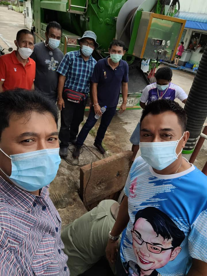 ขุดท่อระบายน้ำให้ไหลผ่านสะดวก แก้ไขปัญหาน้ำท่วมขัง Image 1