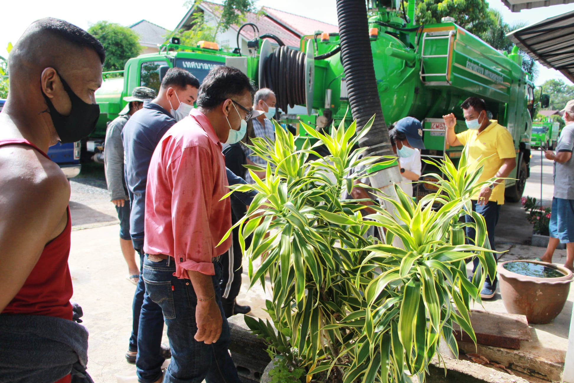 ขุดท่อระบายน้ำให้ไหลผ่านสะดวก แก้ไขปัญหาน้ำท่วมขัง Image 1