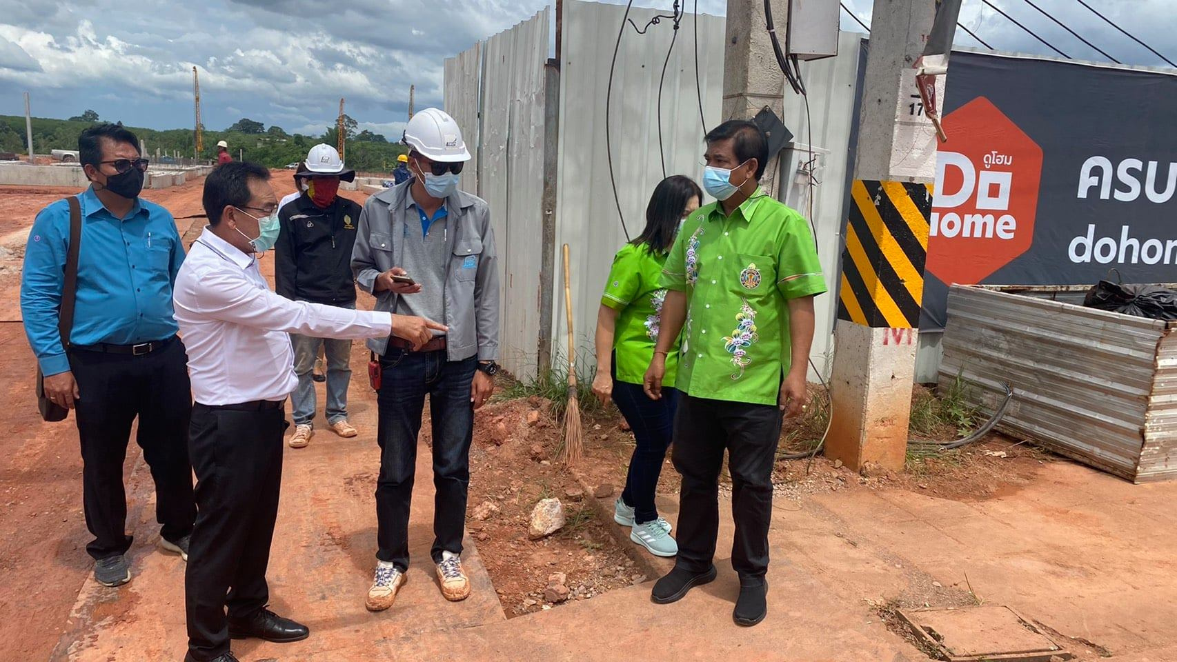 แก้ไขปัญหาดินแดงไหลลงมาบริเวณถนนกาญจนวิถี Image 1