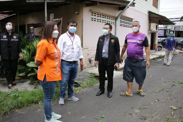 ตัดแต่งกิ่งไม้ที่ขึ้นสูงทับพันสายไฟฟ้าบริเวณราษฎร์บำรุง ซอย๔ Image 1