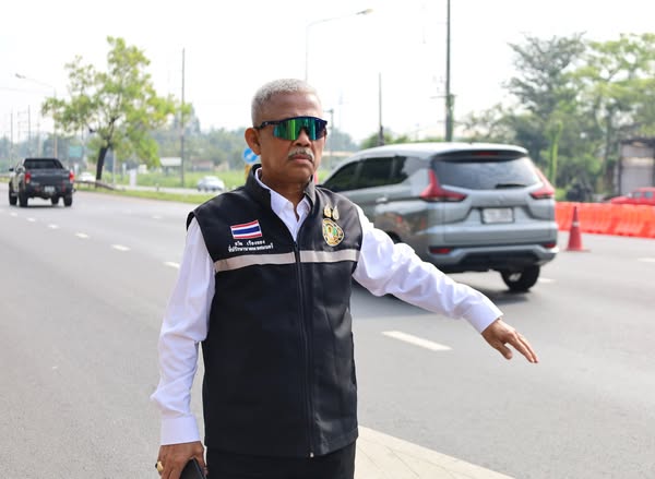 เทศบาลฯ ร่วมลงพื้นที่ เพื่อปิดจุดกลับรถบริเวณหน้าร้านยังนำเฟ ... รูปภาพ 1