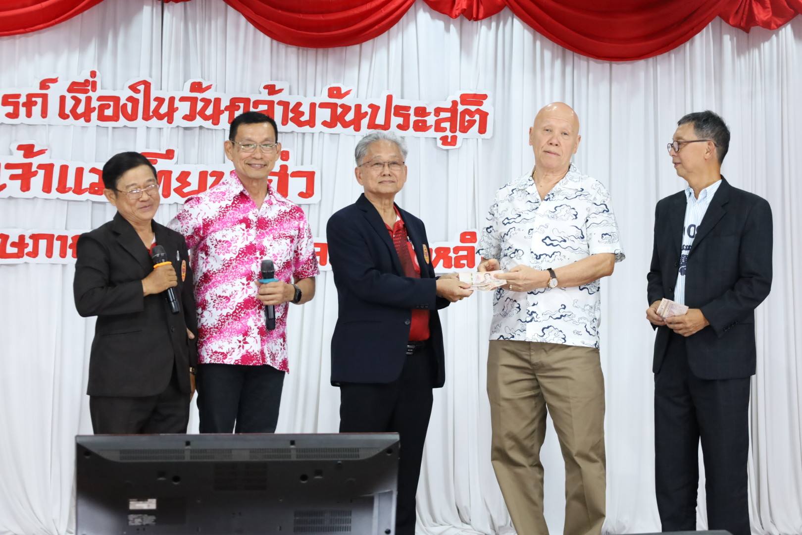 นายประเสริฐ บุญประสพ นายกเทศมนตรีนครสุราษฎร์ธานี พร้อมด้วย ส ... Image 1