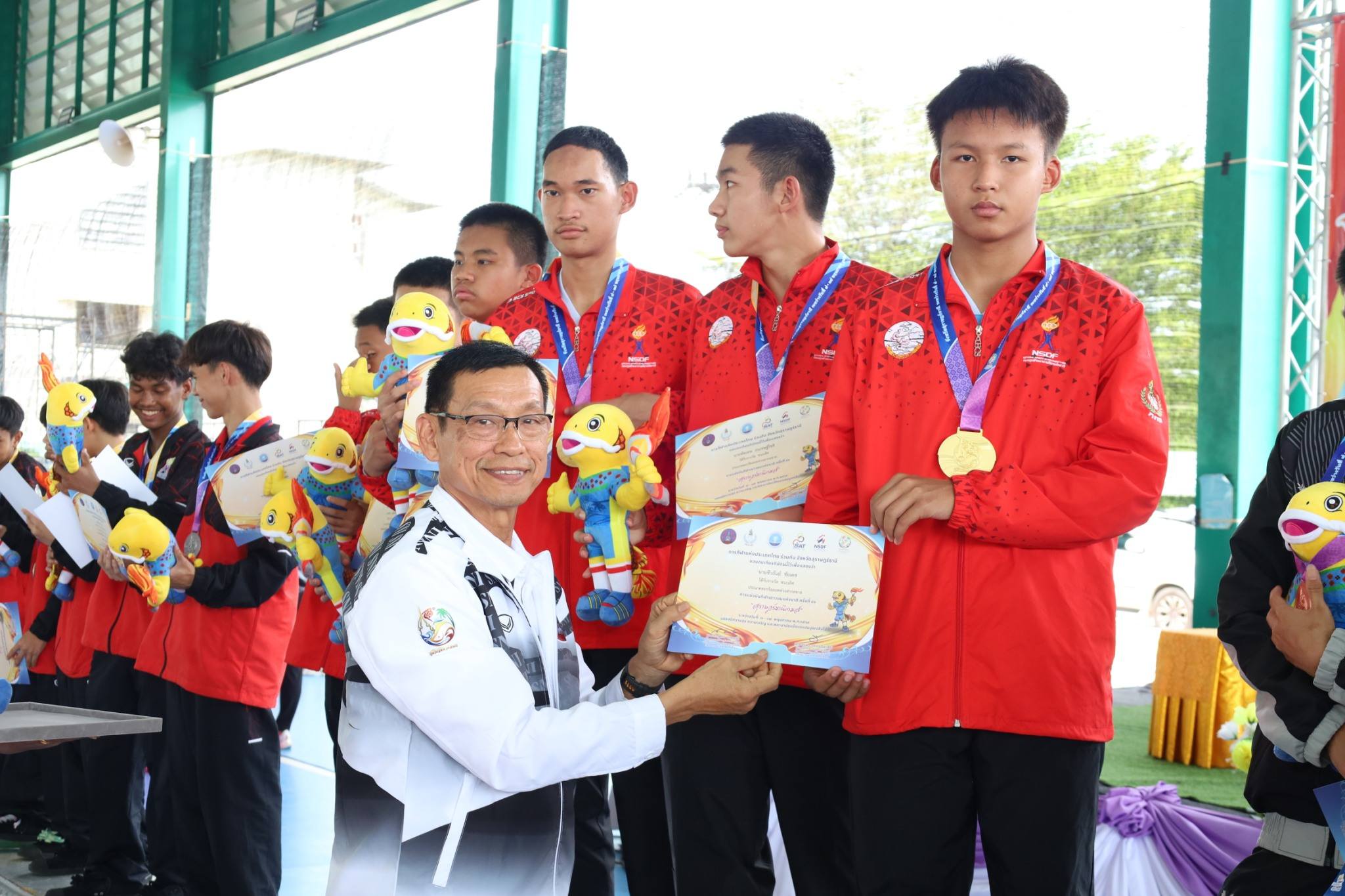 นายกแป๊ะ มอบเหรียญรางวัลการแข่งขันตะกร้อลอดห่วง "สุราษฎร์ธาน ... Image 1