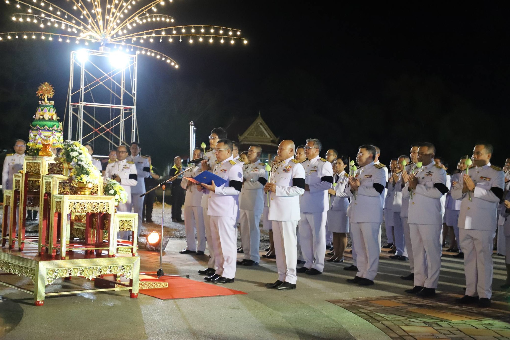 เทศบาลฯ ร่วมพิธีเชิญพุ่มดอกบัวประดิษฐ์ถวายสักการะ “พระศรีมหา ... รูปภาพ 1