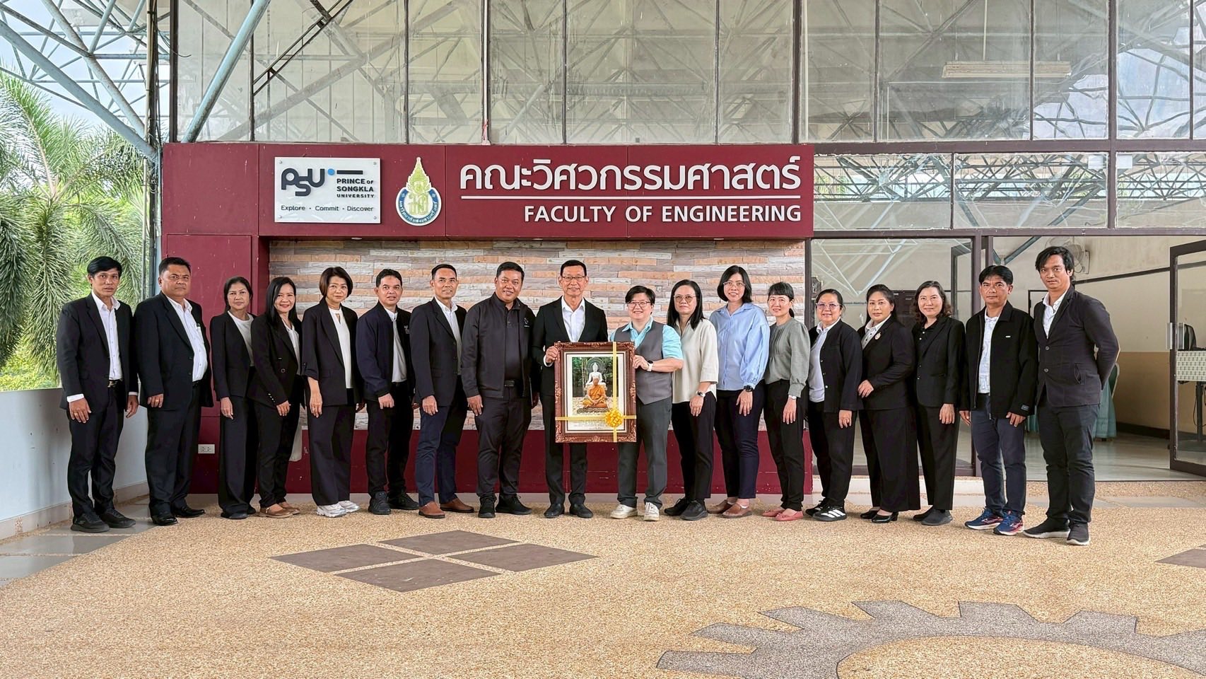 นายประเสริฐ บุญประสพ นายกเทศมนตรีนครสุราษฎร์ธานี พร้อมด้วยปล ... รูปภาพ 1