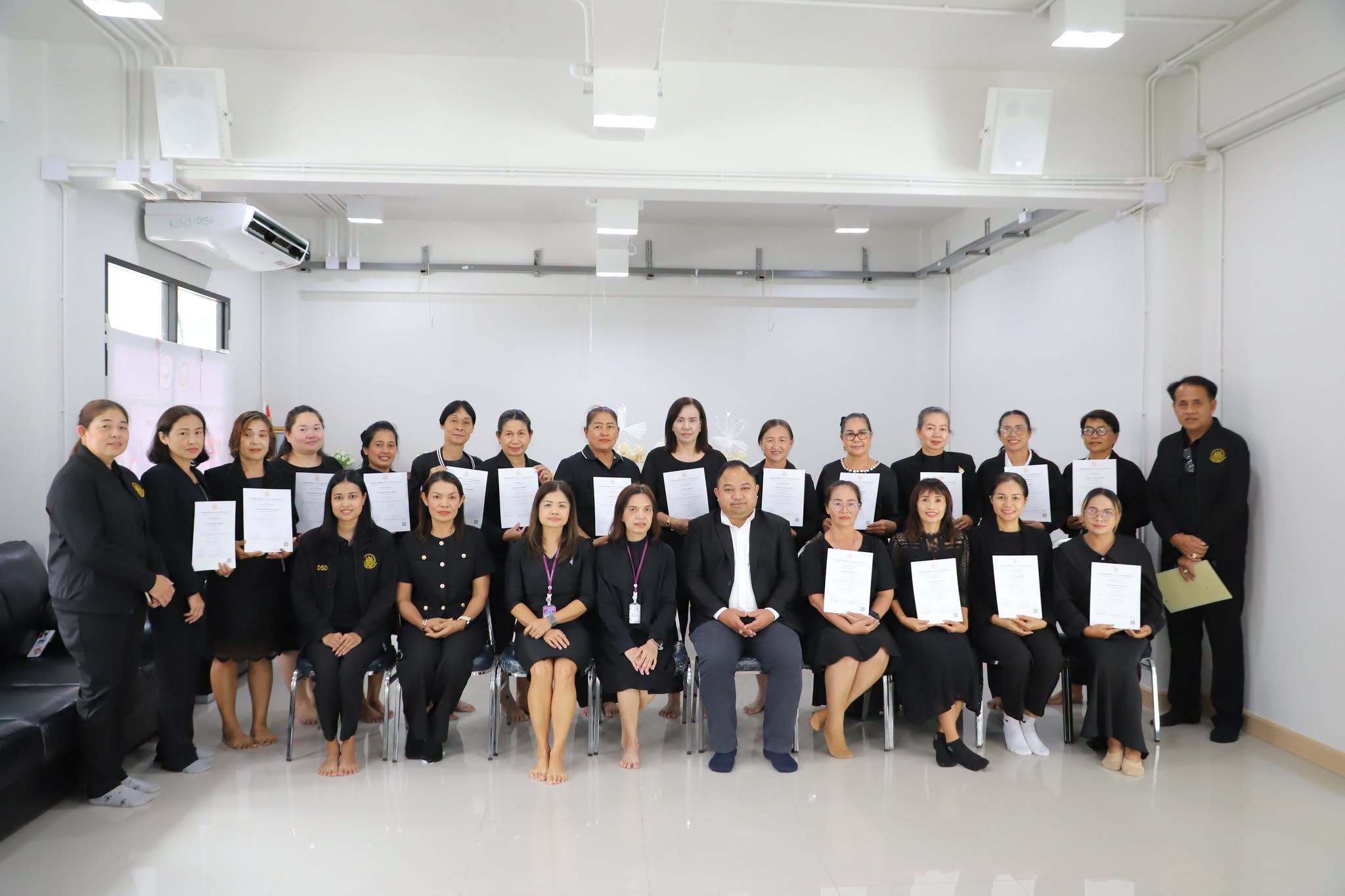พิธีปิดการฝึกอบรมหลักสูตร “การทำดอกไม้ประดิษฐ์ให้มีมูลค่าเพิ ... Image 1