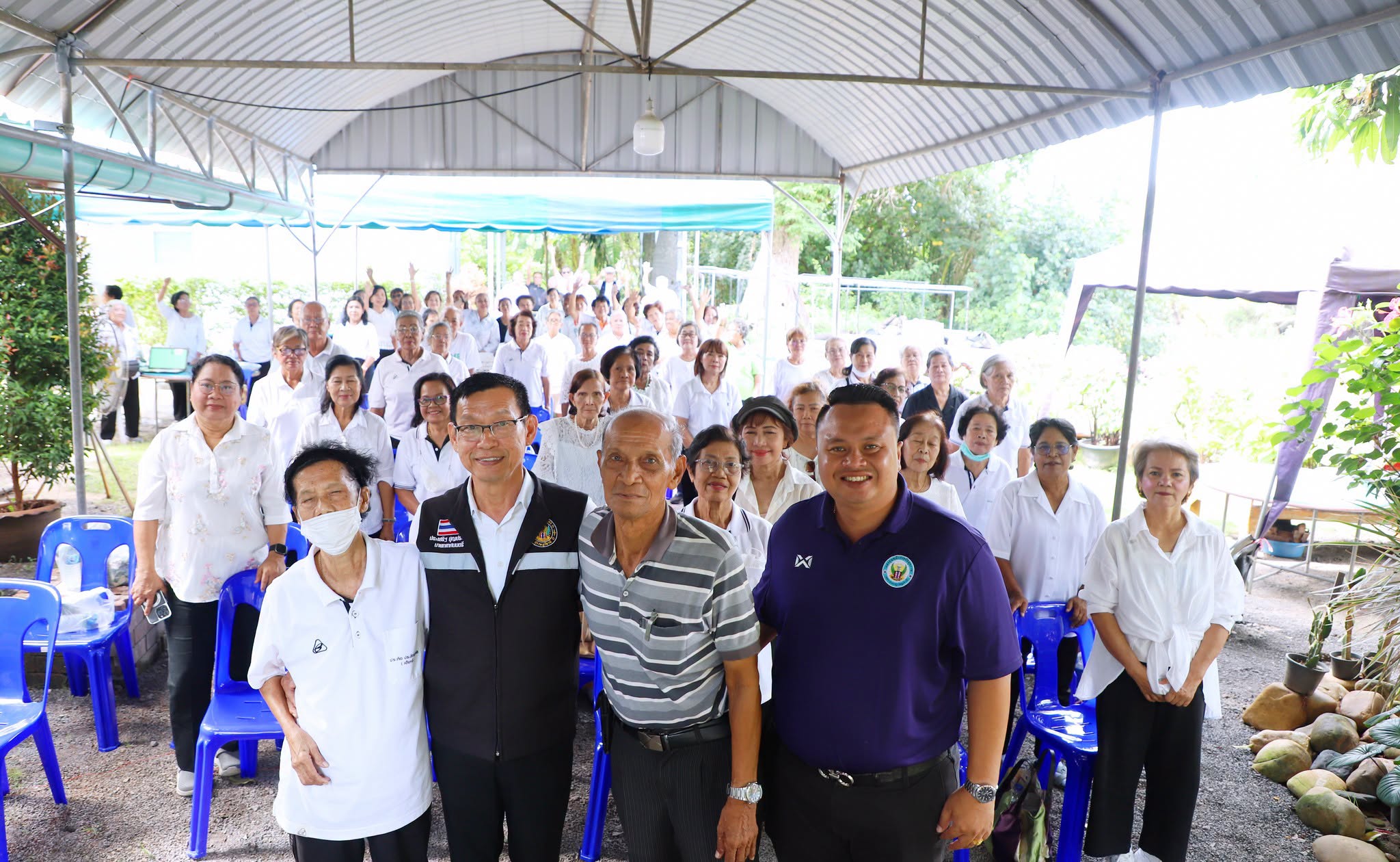 "ไม่ทิ้งใครไว้ข้างหลัง” นายกประเสริฐ ลงพื้นที่ พบปะผู้สูงวัย ... Image 1