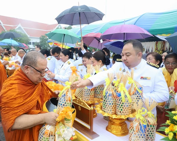 พิธีเจริญพระพุทธมนต์และทำบุญตักบาตรถวายพระราชกุศล และพิธีวาง ... รูปภาพ 1
