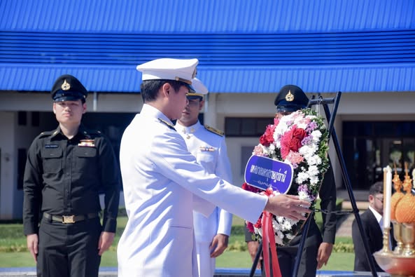 เทศบาลนครสุราษฎร์ธานี ร่วมวางพวงมาลาถวายสักการะ เนื่องในวันม ... รูปภาพ 1