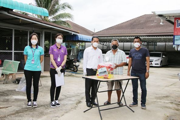 ลงพื้นที่ส่งมอบถุงยังชีพบรรเทาความเดือดร้อนให้กับผู้กักตัว ๑ ... Image 1