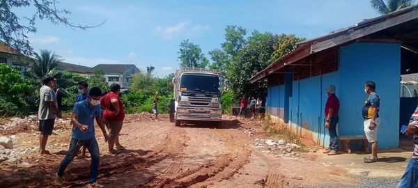 เทศบาลนครสุราษฎร์ธานี ลงพื้นที่ร่วมพัฒนาปรับดินบริเวณอาคารโร ... Image 1