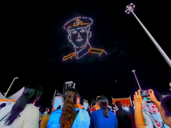 "การแสดงบินโดรนแปรอักษร" ด้วยระบบ AI สุดตระการตา จำนวน 500 ล ... รูปภาพ 1