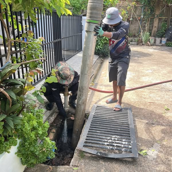 เทศบาลนครสุราษฎร์ธานี ดำเนินการดูดลอกท่อระบายน้ำ กำจัดสิ่งปฏ ... Image 1