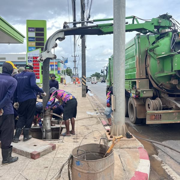 เทศบาลนครสุราษฎร์ธานี ดำเนินการดูดลอกท่อระบายน้ำ กำจัดสิ่งปฏ ... Image 1