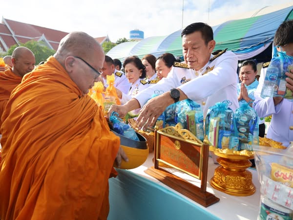 พิธีทำบุญตักบาตรถวายพระราชกุศล เนื่องในโอกาสวันเฉลิมพระชนมพร ... Image 1