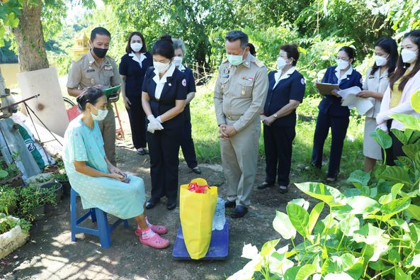 มอบถุงยังชีพแก่ครอบครัวผู้มีรายได้น้อย Image 1