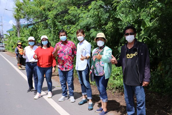 พัฒนาทำความสะอาดตัดหญ้า และกำจัด​วัชพืชบริเวณริมถนนบุญช่วย Image 1