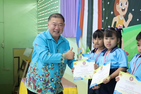 มอบเกียรติบัตรและเหรียญรางวัล ในการแข่งขันกีฬานักเรียนอนุบาล ... รูปภาพ 1