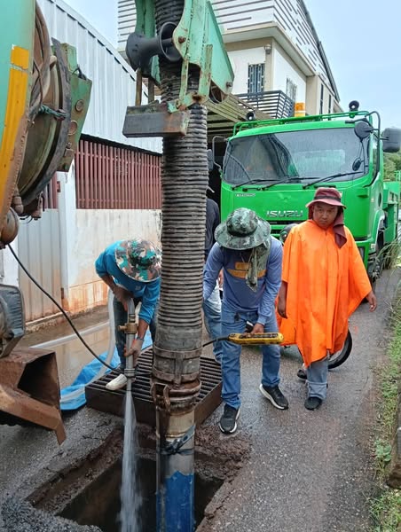 เทศบาลนครสุราษฎร์ธานี โดยสำนักช่าง ดำเนินการดูดลอกท่อระบายน้ ... รูปภาพ 1