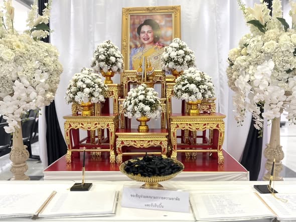 ชาวนครสุราษฎร์ธานีร่วมใจทำริบบิ้นแจกประชาชนที่จุดลงนามถวายอา ... รูปภาพ 1