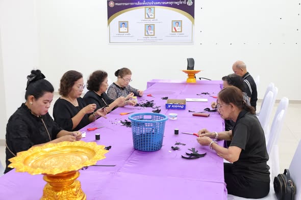 กิจกรรมทำริบบิ้นสีดำไว้อาลัยด้วยความเคารพและสำนึกในพระมหากรุ ... รูปภาพ 1