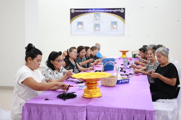 กิจกรรมร่วมใจทำริบบิ้นแจกประชาชนที่จุดลงนามถวายอาลัย "สมเด็จ ... รูปภาพ 1