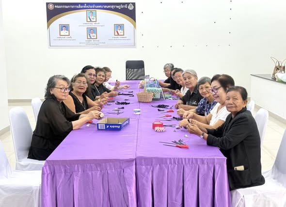 กิจกรรมทำริบบิ้น เพื่อแสดงความอาลัย ‘สมเด็จพระพันปีหลวง’ รูปภาพ 1