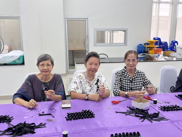 กิจกรรมทำริบบิ้นสีดำ วันที่ 12 พฤศจิกายน 2568 สำหรับแจกจ่ายใ ... รูปภาพ 1