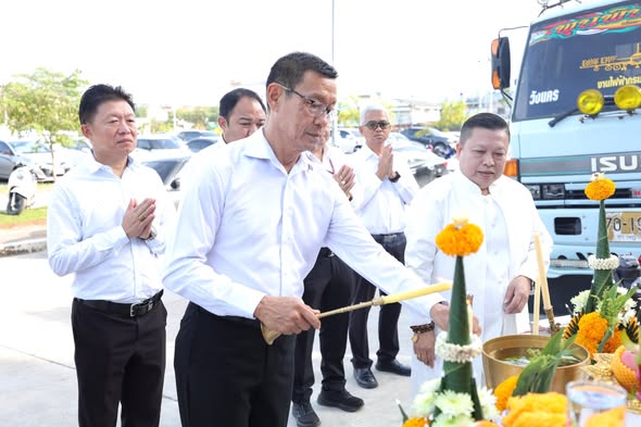 พิธียกศาลพระพรหม ลงของมงคลในหลุม เพื่อความเป็นสิริมงคล Image 1