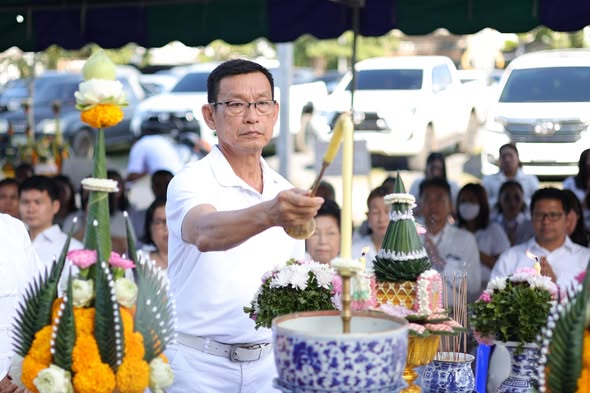 เทศบาลนครสุราษฎร์ธานี จัดพิธีตั้งศาลพระพรหม รูปภาพ 1