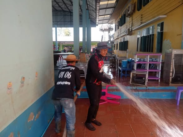 ปฏิบัติหน้าที่ทำความสะอาดพื้นที่ประสบภัย ณ สถานที่เกิดอุทกภั ... Image 1