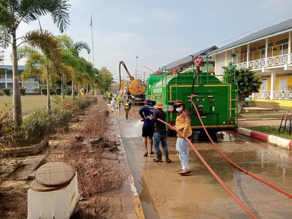 ปฏิบัติหน้าที่ทำความสะอาดพื้นที่ประสบภัย ณ สถานที่เกิดอุทกภั ... รูปภาพ 1