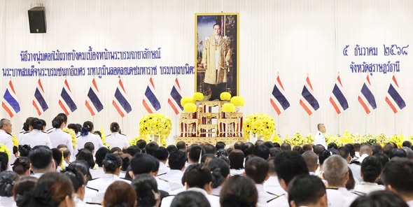 เทศบาลนครสุราษฎร์ธานี ร่วมพิธีเจริญพระพุทธมนต์และทำบุญตักบาต ... รูปภาพ 1