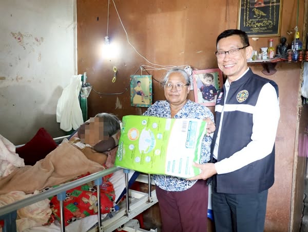 เทศบาลฯ ลงพื้นที่ให้กำลังใจและมอบผ้าอ้อมผู้ใหญ่ รูปภาพ 1