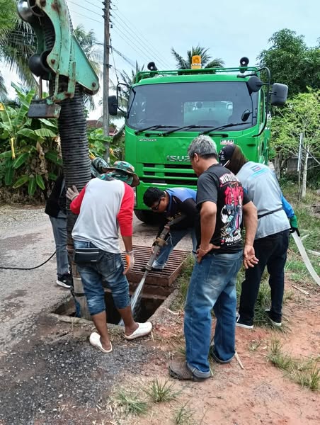 เทศบาลนครสุราษฎร์ธานี โดยสำนักช่าง ดำเนินการดูดลอกท่อระบายน้ ... Image 1