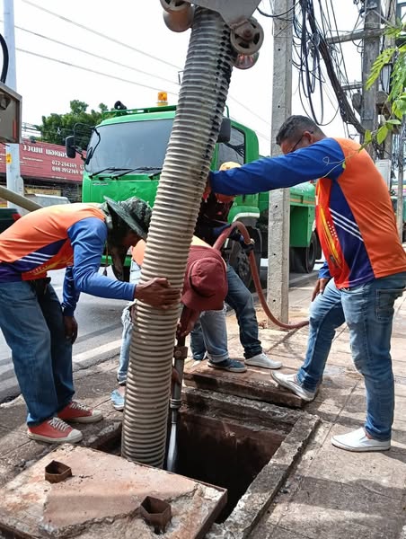 เทศบาลนครสุราษฎร์ธานี โดยสำนักช่าง ดำเนินการดูดลอกท่อระบายน้ ... รูปภาพ 1