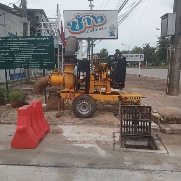 เทศบาลนครสุราษฎร์ธานี นำกำลังพลพร้อมอุปกรณ์ เครื่องจักรกลของ ... Image 1