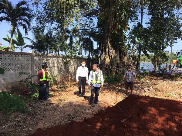 นายประเสริฐ บุญประสพ นายกเทศมนตรีนครสุราษฎร์ธานี ลงพื้นที่ติ ... Image 1