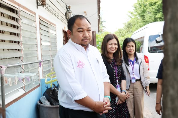 เทศบาลนครสุราษฎร์ธานี ร่วมลงพื้นที่มอบถุงยังชีพเครื่องอุปโภค ... รูปภาพ 1